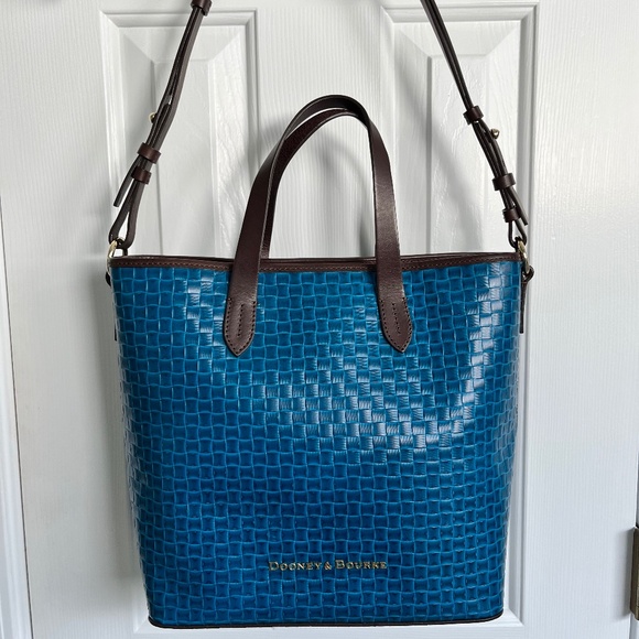 NWOT Dooney & Bourke Woven Embossed Blue Leather Shopper Tote with Wristlet - Picture 2 of 6